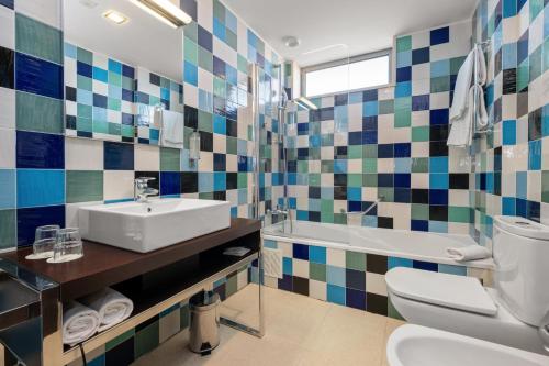 Habitación Doble con balcón del hotel Axis Porto Business and Spa. Foto 11