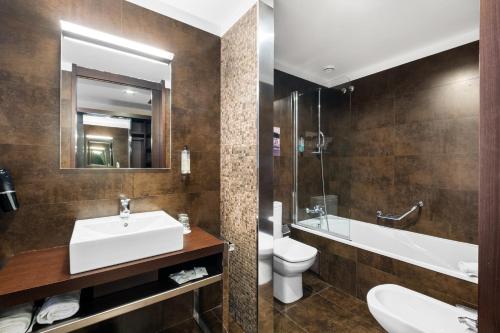 Habitación Triple con balcón del hotel Axis Porto Business and Spa. Foto 5