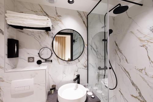 Habitación Doble Superior con acceso a la piscina del hotel Star Champs Elysées