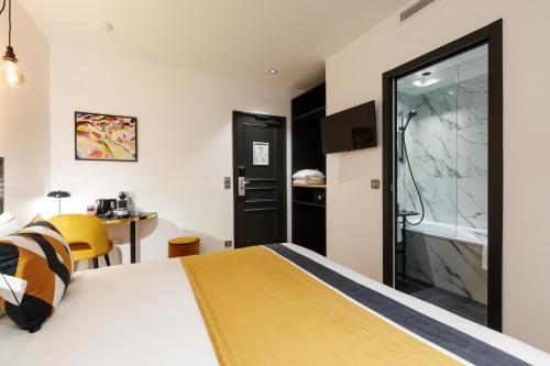 Habitación Doble Deluxe con acceso a la piscina del hotel Star Champs Elysées. Foto 2
