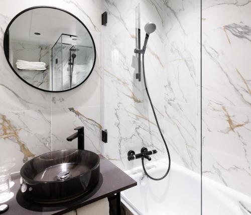 Habitación Doble Deluxe con acceso a la piscina del hotel Star Champs Elysées. Foto 7