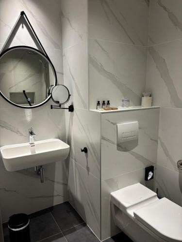 Habitación Individual adaptada para personas con movilidad reducida del hotel Star Champs Elysées. Foto 2