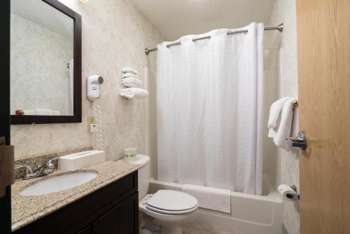 Habitación con 2 camas grandes del hotel Econo Lodge Inn and Suites Canandaigua