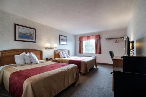 Habitación con 2 camas grandes del hotel Econo Lodge Inn and Suites Canandaigua. Foto 1
