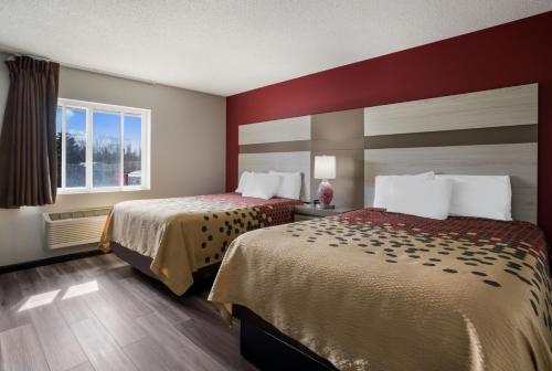 Habitación Queen con dos camas Queen del hotel Econo Lodge Inn and Suites Canandaigua. Foto 1