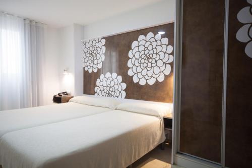 Habitación Doble Estándar con vistas al mar - 2 camas del hotel Sol Playa. Foto 11