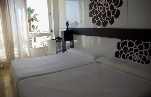 Habitación Triple con vistas al mar del hotel Sol Playa. Foto 4