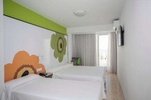 Habitación Triple con vistas al mar del hotel Sol Playa. Foto 10
