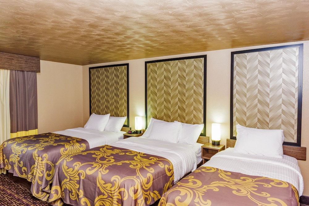 Habitación Familiar del hotel AArya By Niagara Fashion Outlets. Foto 5