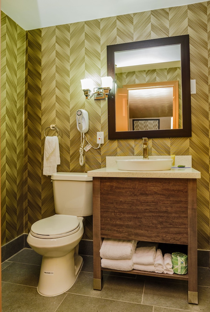 Habitación Familiar del hotel AArya By Niagara Fashion Outlets. Foto 9