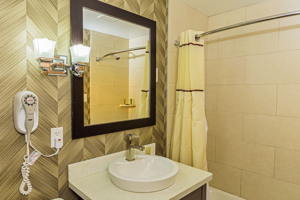 Habitación Familiar del hotel AArya By Niagara Fashion Outlets. Foto 10