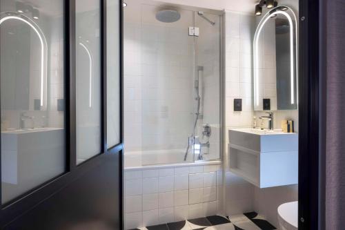 Habitación Superior Twin - No fumadores del hotel Best Western Bretagne Montparnasse. Foto 2