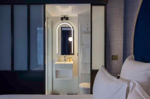 Habitación Familiar King con cama Queen del hotel Best Western Bretagne Montparnasse