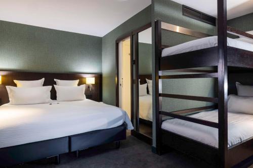 Habitación Familiar ampliada con una Cama Queen y litera - No fumadores del hotel Best Western Bretagne Montparnasse. Foto 3