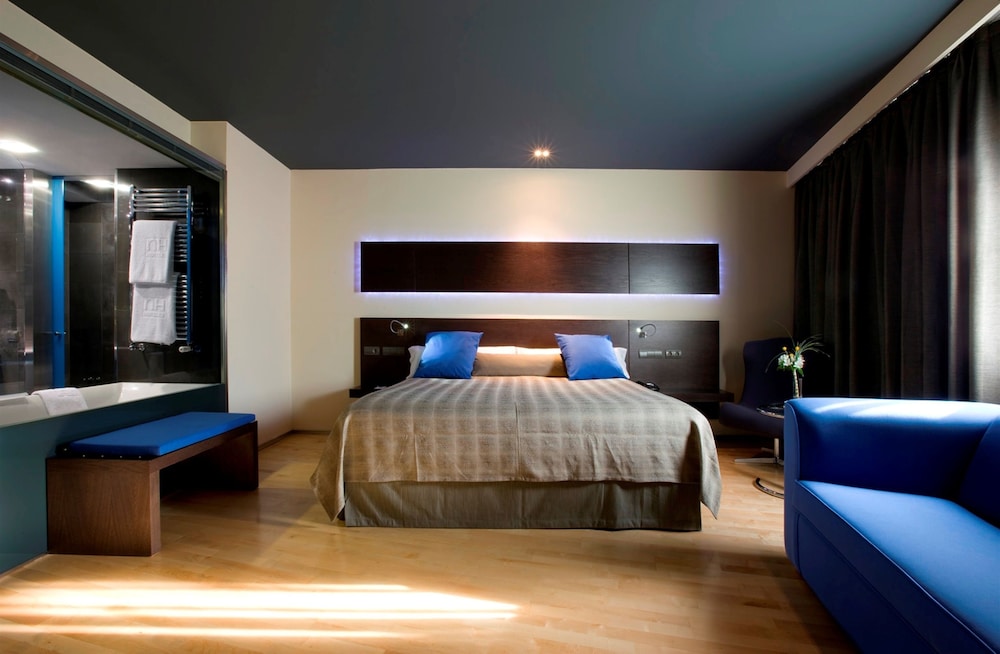 Habitación superior del hotel NH las Tablas. Foto 1