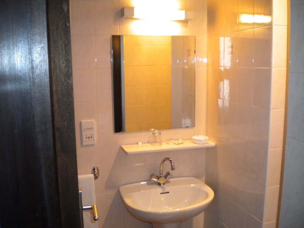 Habitación con 2 camas individuales del hotel De La Place. Foto 7