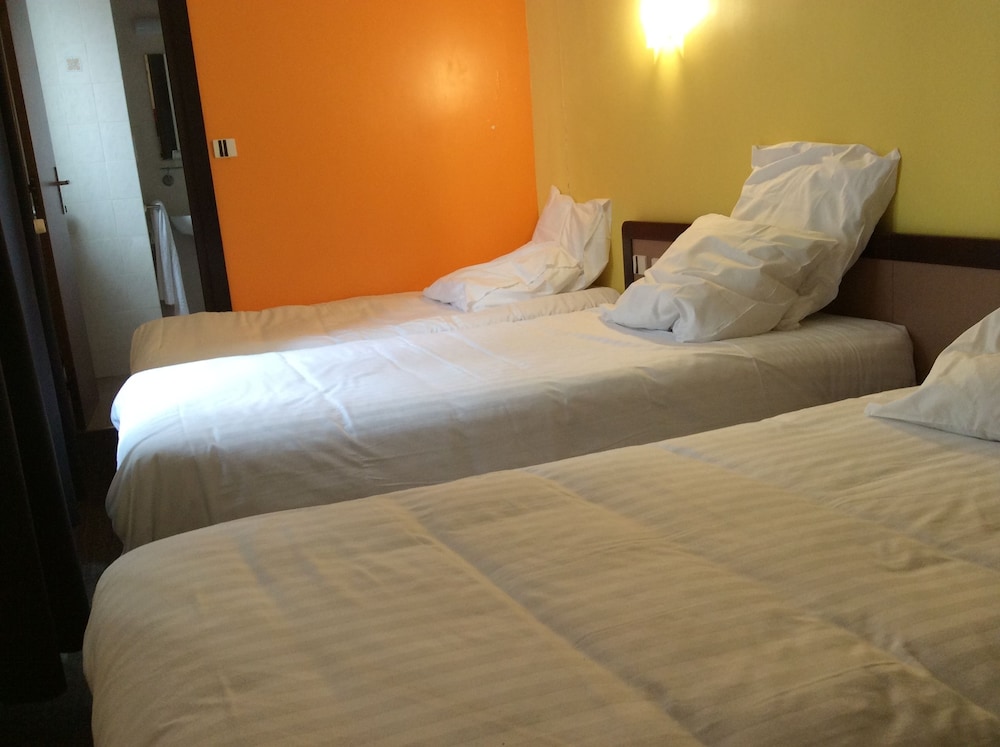 Habitación Triple del hotel De La Place. Foto 2