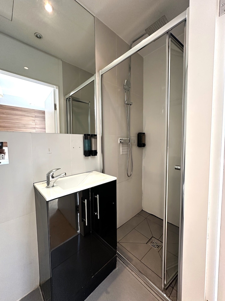 Estudio Deluxe, baño privado (Rodger Studio) del hotel Room Home Stay. Foto 2