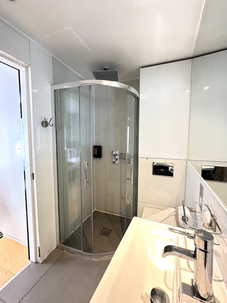 Estudio Deluxe, baño privado (Wren's Studio) del hotel Room Home Stay. Foto 8