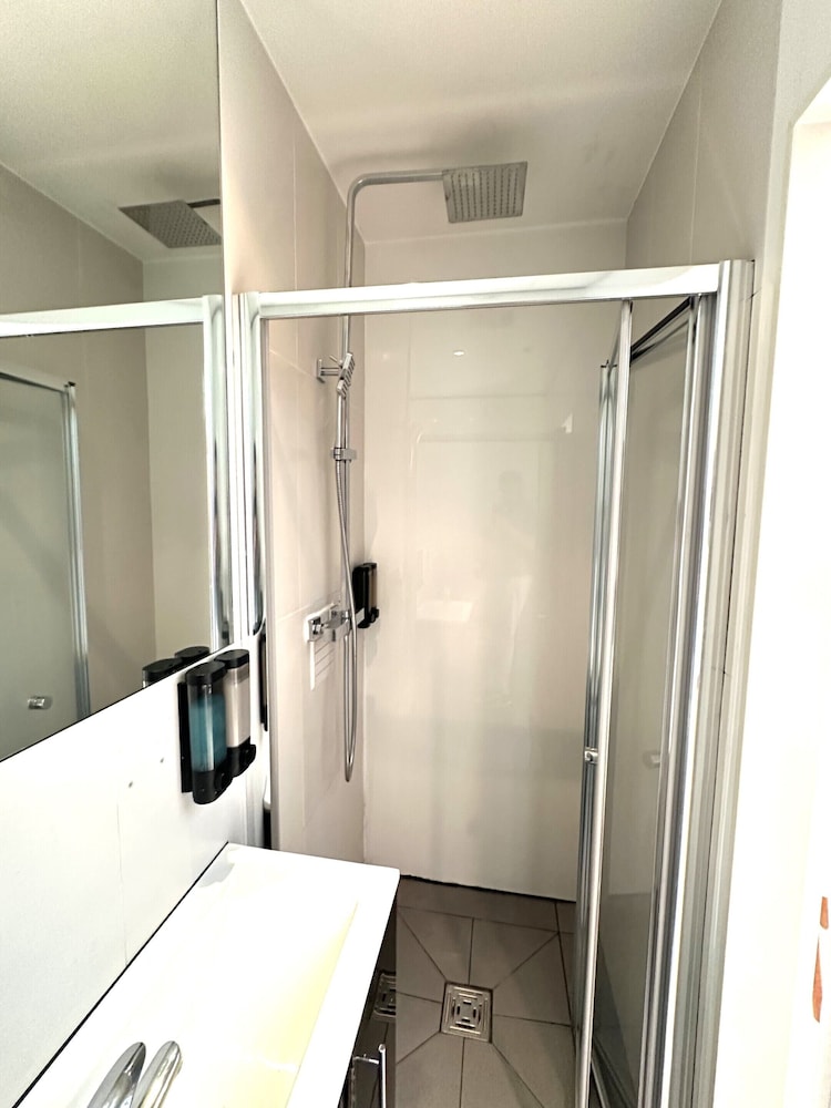 Estudio Deluxe, baño privado (Stark Studio) del hotel Room Home Stay. Foto 9