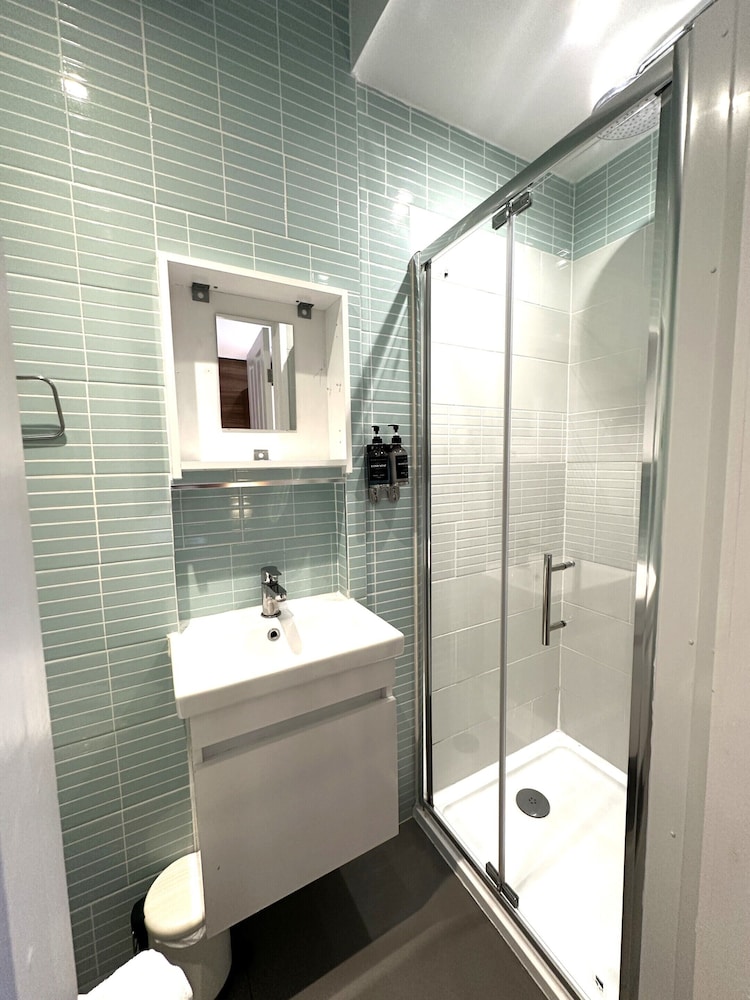 Suite económica, baño privado del hotel Room Home Stay. Foto 6