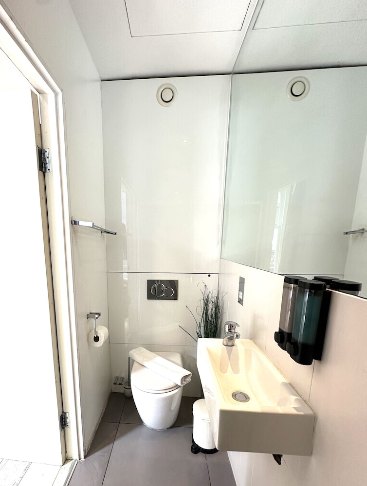 Estudio Deluxe, baño privado (Suede Studio) del hotel Room Home Stay. Foto 13