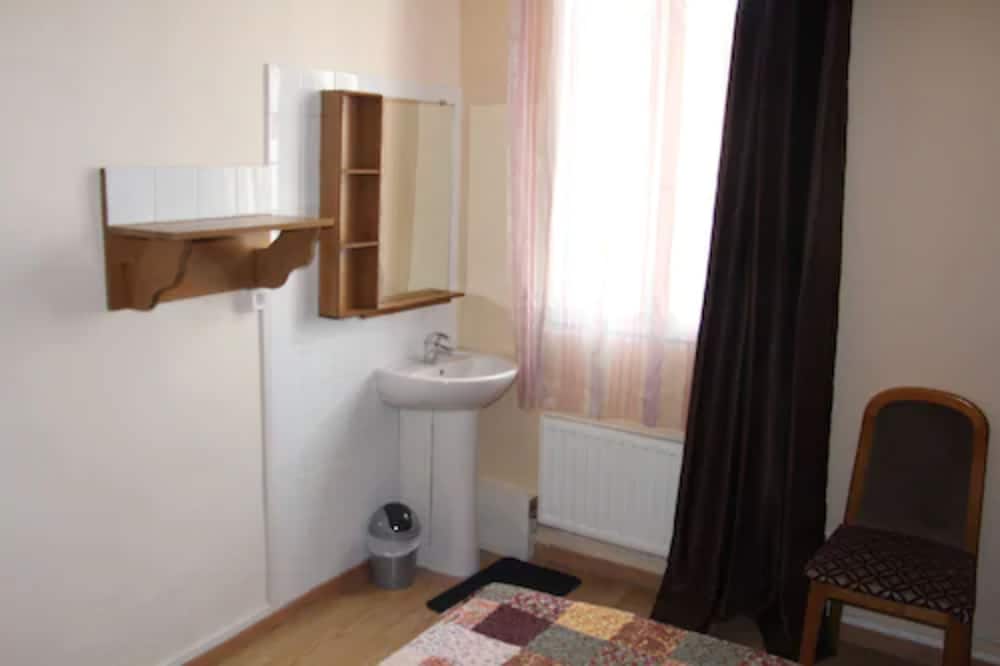 Chambre Double Économique, salle de bains commune del hotel Hôtel Rachel. Foto 12