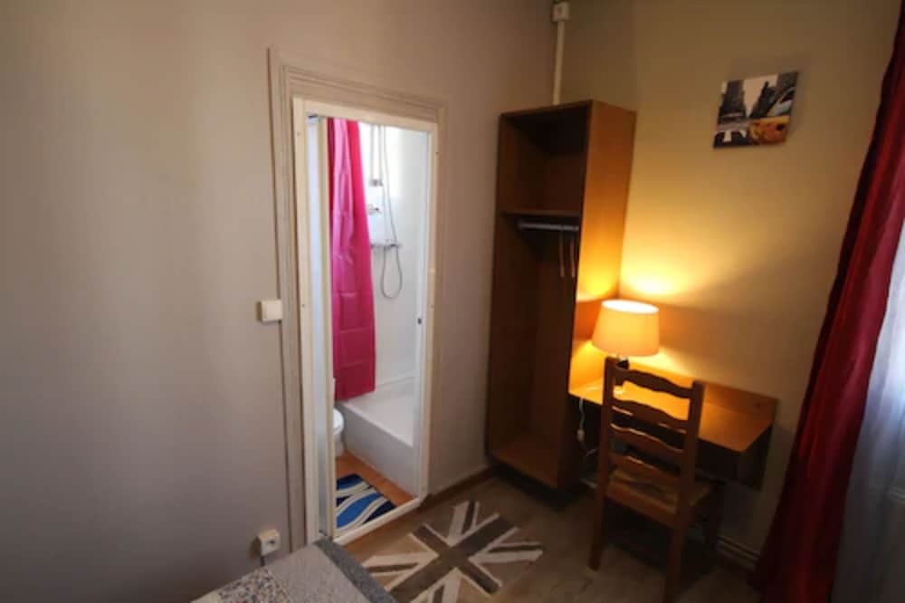 Chambre Simple Confort, salle de bains privée del hotel Hôtel Rachel. Foto 5
