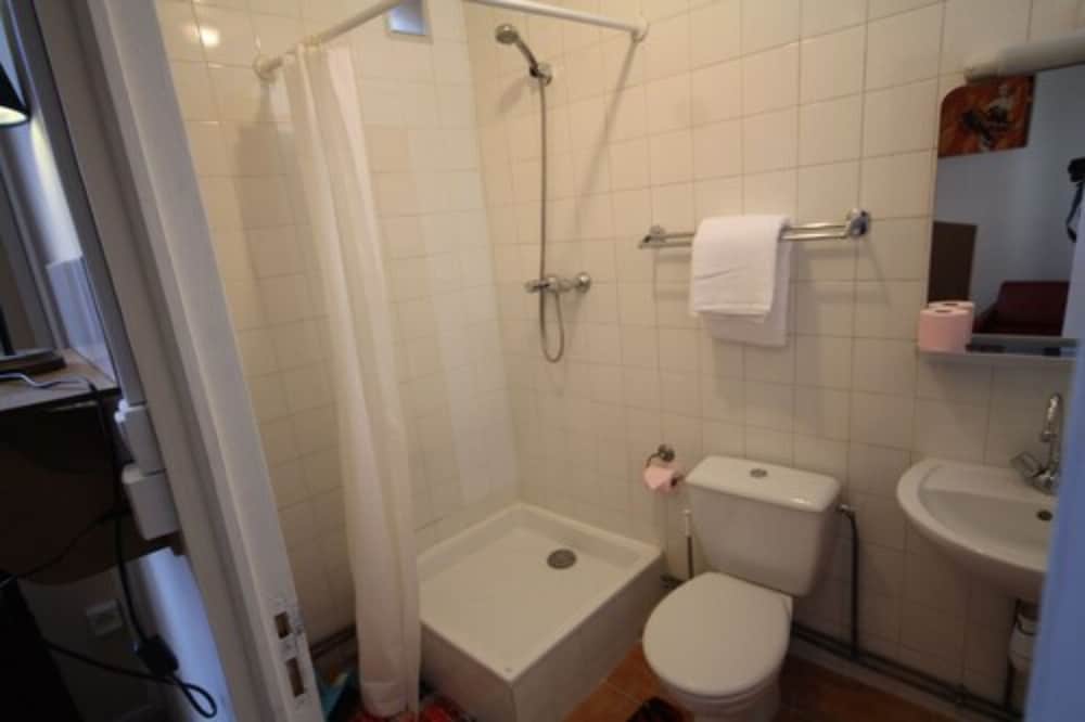 Chambre Simple Confort, salle de bains privée del hotel Hôtel Rachel. Foto 6