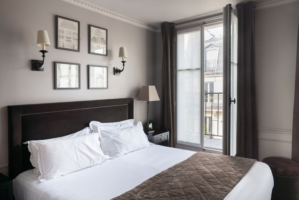 Family room with balcony and Eiffel Tower view del hotel Saint Louis Pigalle. Foto 1