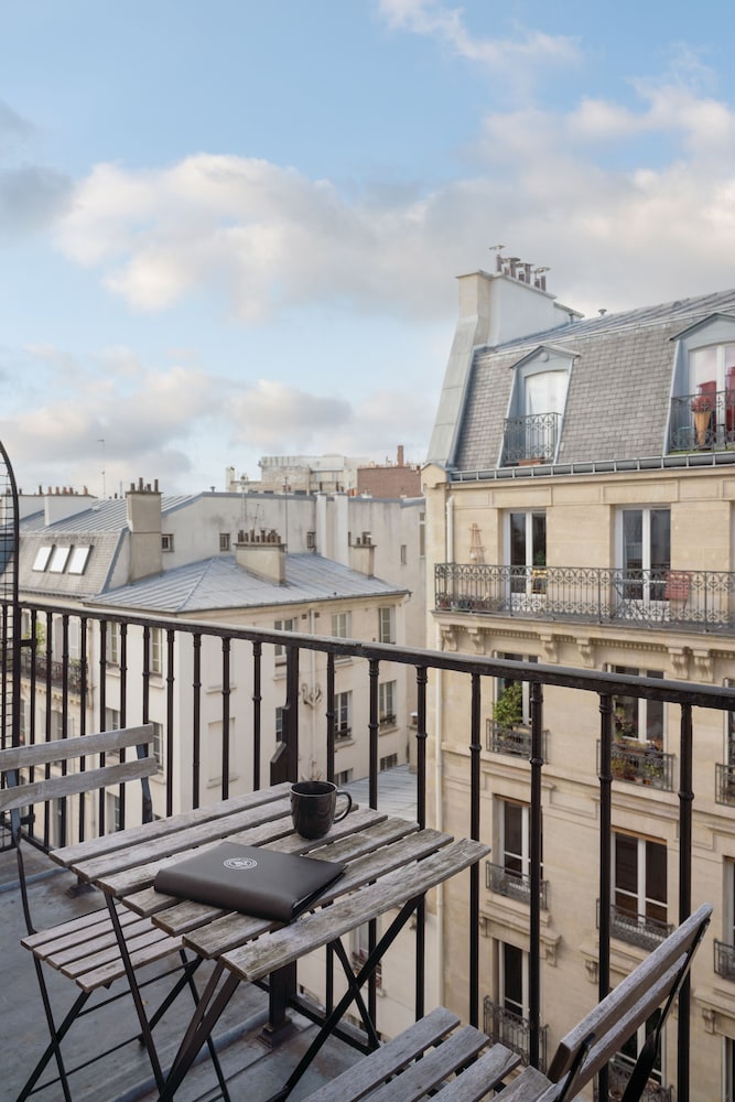 Family room with balcony and Eiffel Tower view del hotel Saint Louis Pigalle. Foto 6