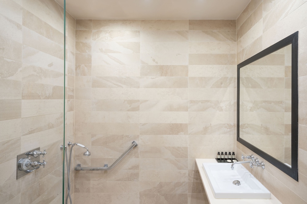 Double Superior Accessible room del hotel Saint Louis Pigalle. Foto 5