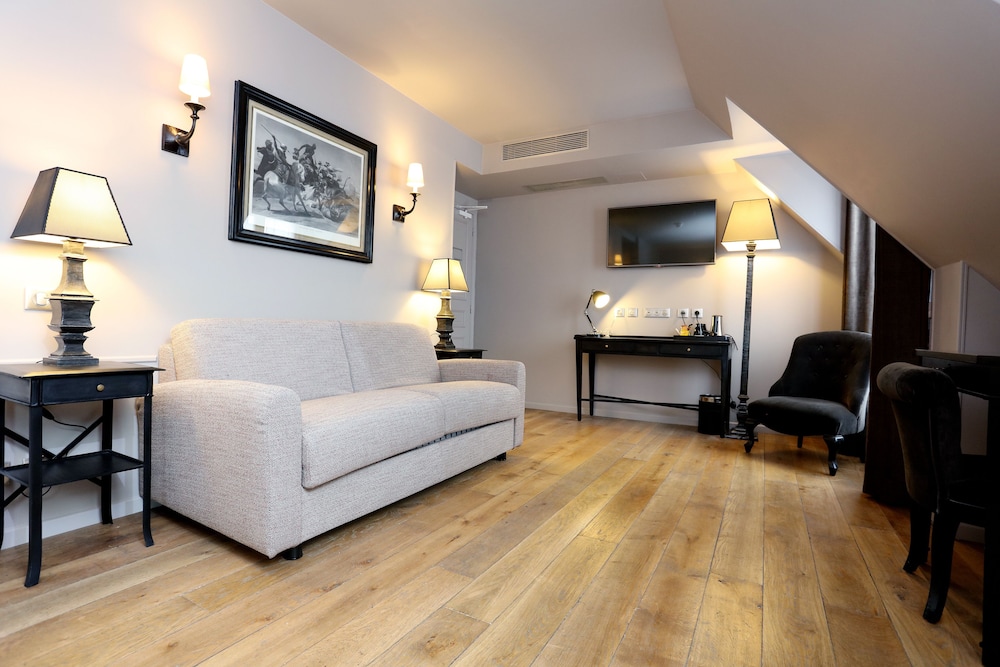 Deluxe Suite with Eiffel Tower view del hotel Saint Louis Pigalle. Foto 4