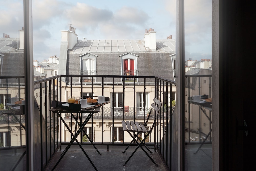 Deluxe Suite with Eiffel Tower view del hotel Saint Louis Pigalle. Foto 5