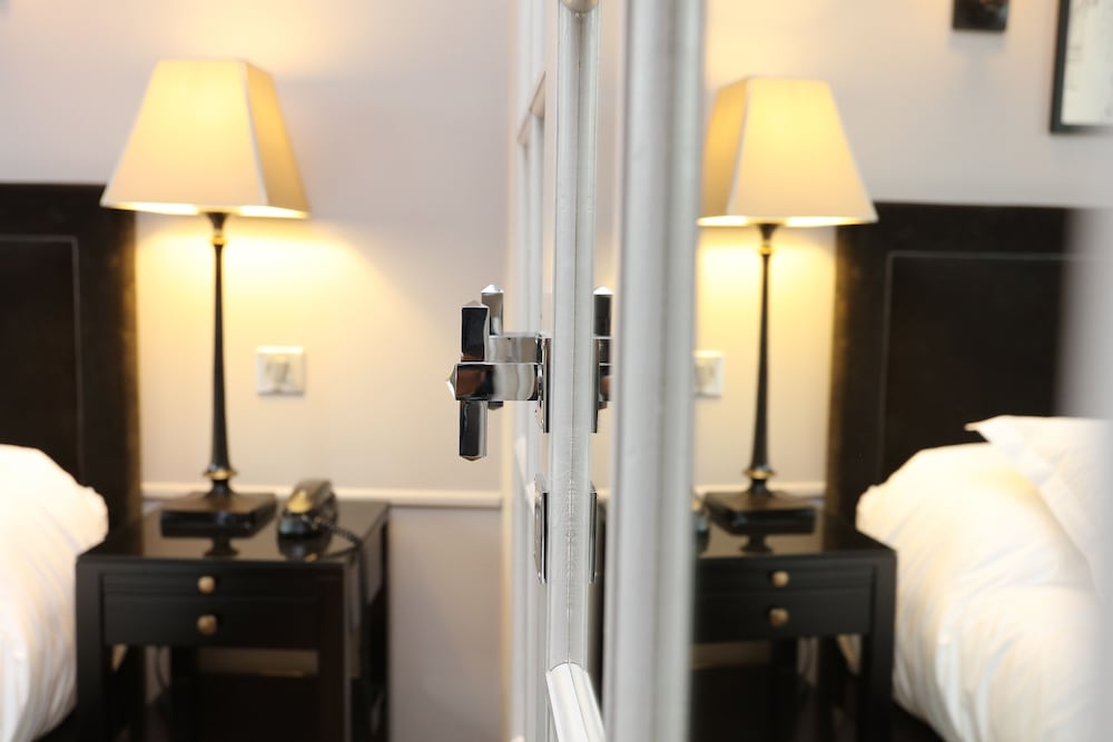 Deluxe Suite with Eiffel Tower view del hotel Saint Louis Pigalle. Foto 6
