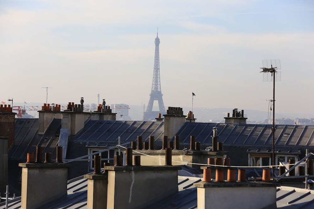 Deluxe Suite with Eiffel Tower view del hotel Saint Louis Pigalle. Foto 7