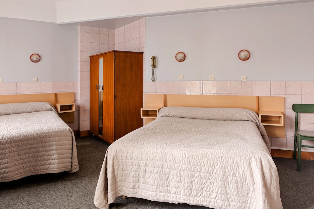 Habitación familiar, balcón del hotel Hôtel de la Comète