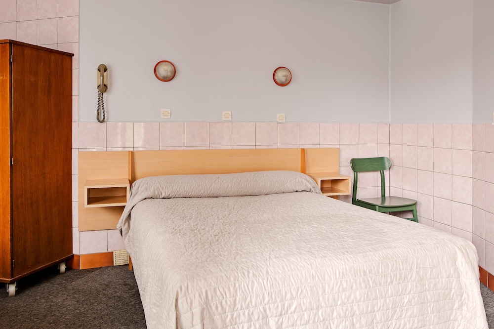 Habitación familiar, balcón del hotel Hôtel de la Comète. Foto 1