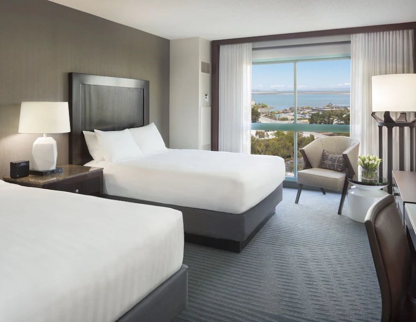 Habitación, 2 camas de matrimonio, vistas a la bahía del hotel Hyatt Regency San Francisco Airport. Foto 1