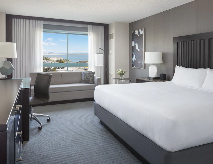 Habitación, 1 cama de matrimonio grande, vistas a la bahía del hotel Hyatt Regency San Francisco Airport. Foto 1