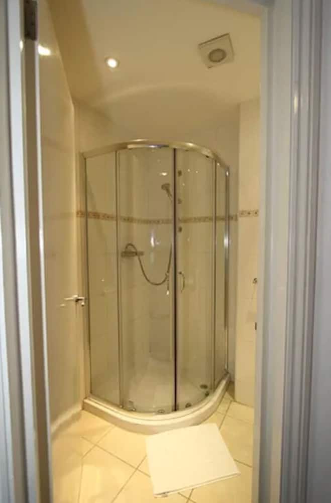 Habitación con 2 camas individuales, baño privado del hotel The Ridgemount. Foto 5
