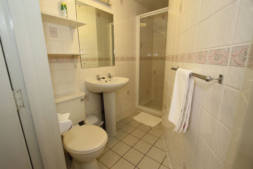 Habitación triple, baño privado del hotel The Ridgemount. Foto 4