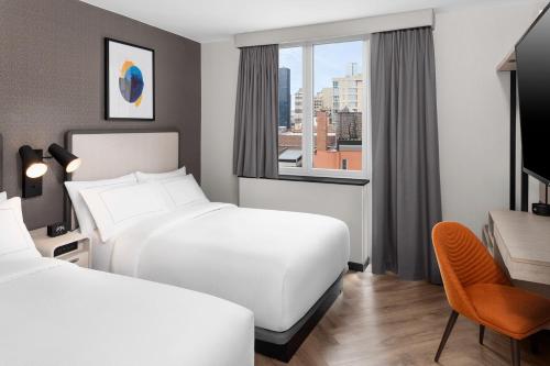 Habitación Doble Estándar adaptada para personas con movilidad reducida con ducha accesible en silla de ruedas del hotel Voco Times Square South, an IHG. Foto 2