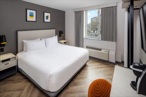 Habitación adaptada para personas con discapacidad de comunicación/movilidad reducida con ducha accesible en silla de ruedas - 1 cama doble del hotel Voco Times Square South, an IHG