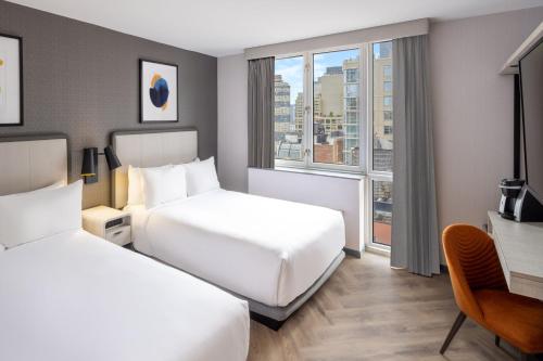 Habitación Doble Estándar con 2 camas dobles del hotel Voco Times Square South, an IHG. Foto 1