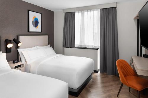 Habitación Doble Estándar con 2 camas dobles del hotel Voco Times Square South, an IHG. Foto 4