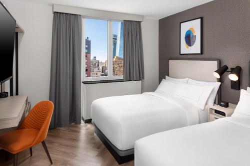 Habitación Doble Estándar adaptada para personas con movilidad reducida con ducha accesible en silla de ruedas del hotel Voco Times Square South, an IHG