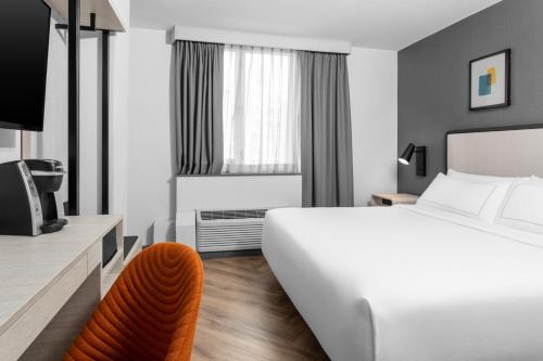 Habitación Doble - adaptada para personas con problemas de audición - cama extragrande del hotel Voco Times Square South, an IHG. Foto 2