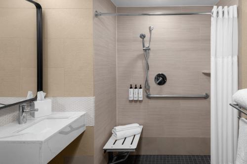 Habitación Doble - adaptada para personas con problemas de audición - cama extragrande del hotel Voco Times Square South, an IHG. Foto 6