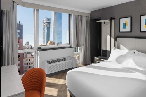 Habitación Premium con cama extragrande y vistas a la ciudad del hotel Voco Times Square South, an IHG. Foto 1